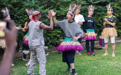 タンザニアの現地ダンスを楽しむ日本人高校生ボランティアと仲間たち